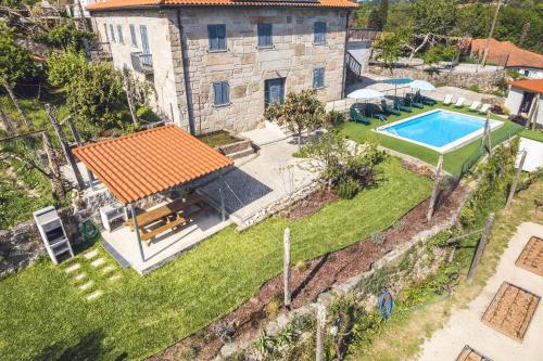an aerial view of a house with a swimming pool at Casa Rio Contença T5 in Carvalhais
