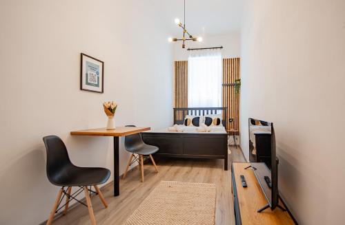 - une chambre avec un lit, une table et des chaises dans l'établissement My city apartment - Vienna Cosy Room, à Vienne