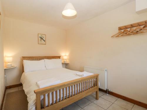um quarto com uma cama de madeira em Little Wharf em Weston-super-Mare
