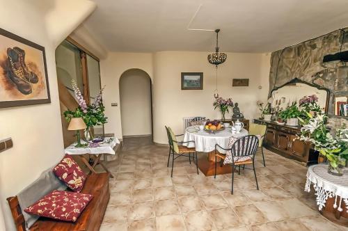 a dining room with a table and chairs at La Trucha del Arco Iris in El Acebo de San Miguel