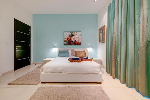 een slaapkamer met een bed met twee katten erop bij Seaside Oasis Your Own Private Getaway in St Julians in St Julian's