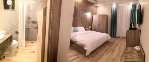 een slaapkamer met een bed en een badkamer met een douche bij Castle beach hotel in Aqaba
