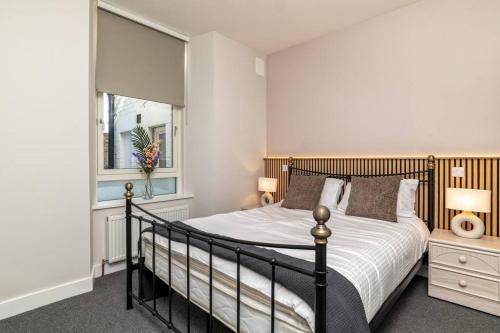 een slaapkamer met een bed en een raam bij * Ground Floor * The Grove * in Aberdeen