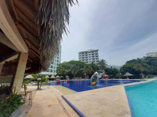 una piscina en un complejo con un parque acuático en Apartamento Frente al Mar, en Santa Marta