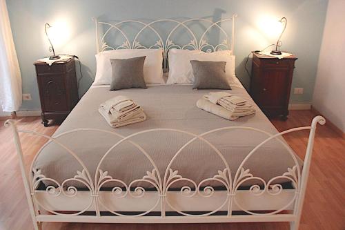 1 cama blanca con 2 mesitas de noche y 2 lámparas en Art&Rusconi, en Como