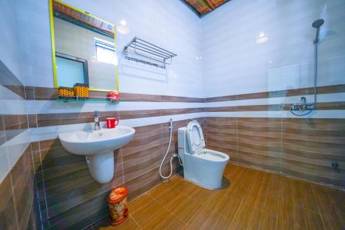 a bathroom with a sink and a toilet at Phong Nha Magic Fingers Homestay and Spa in Phong Nha