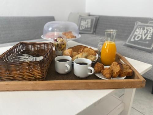een dienblad met kopjes koffie en gebak op een toonbank bij Porto Naoussa in Naousa