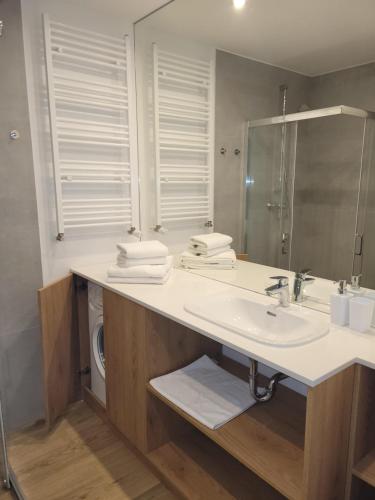 La salle de bains est pourvue d'un lavabo et d'un miroir. dans l'établissement Czar wakacji, à Sarbinowo