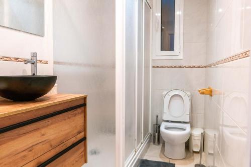 ein Bad mit einem WC und einem Waschbecken in der Unterkunft Orange crush Barcelona in Barcelona