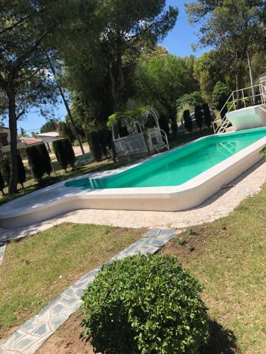 a swimming pool in a yard with a green at Aire ju in Bahía Blanca