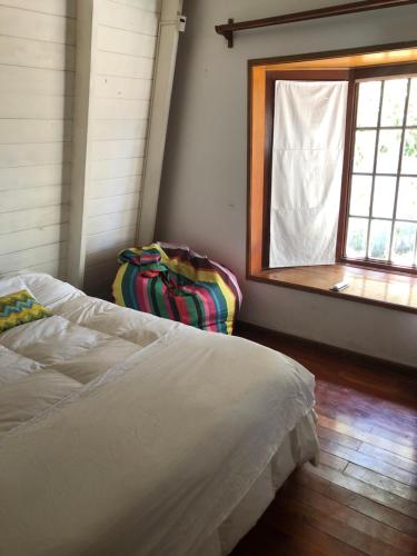 a bedroom with a bed and a window at Aire ju in Bahía Blanca