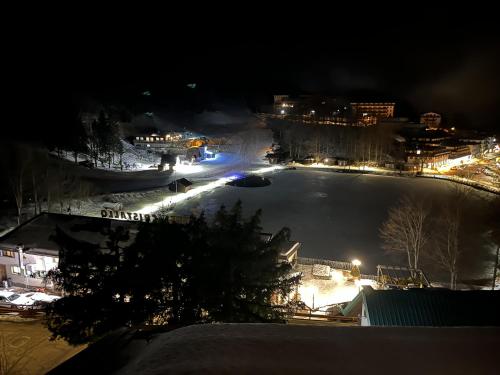 - Vistas a un gran lago por la noche en Passeggiando nel Verde en Collagna