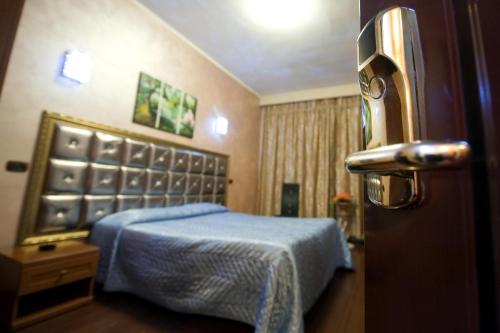 Un pat sau paturi într-o cameră la Hotel Bengasi