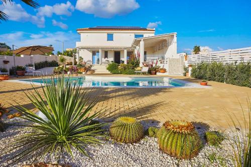 Πισίνα στο ή κοντά στο Villa Pomelia by Xenia Sicily Villas