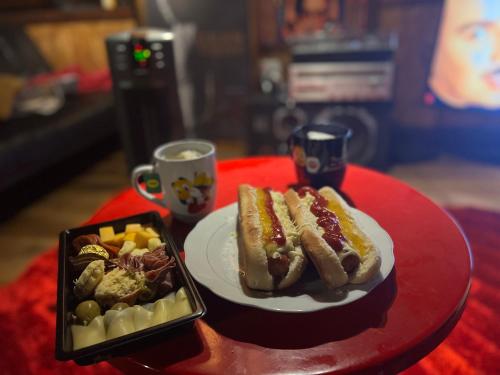 a table with two hot dogs and a tray of food at Mirador Bosque Gran Torino Neusa in Cogua