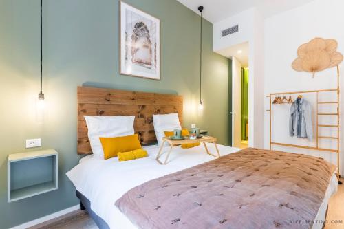 - une chambre avec un grand lit et une table dans l'établissement Nice Renting - BAVASTRO - Luxurious Loft - 2 BedRoom - AC - Balcony - Trendy Neighborhood, à Nice