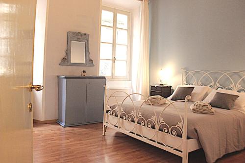 1 dormitorio con cama, ventana y espejo en Art&Rusconi, en Como