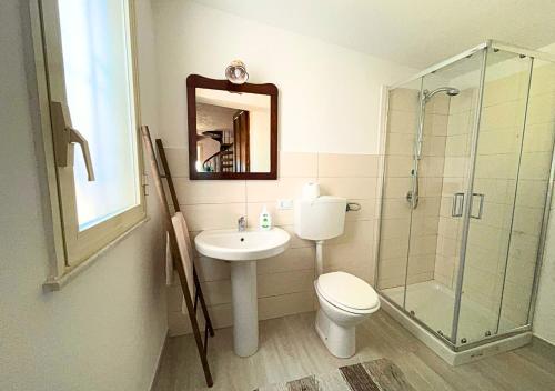 y baño con aseo, lavabo y ducha. en Villa Finestra sul Castello, en Partinico
