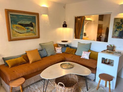 un salon avec un canapé et une table dans l'établissement Gigaro - La Gassinière, à La Croix-Valmer