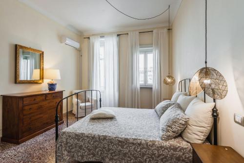 シラクーサにあるCasa Marina by Wonderful Italyのベッドルーム1室(ベッド1台、ドレッサー、鏡付)