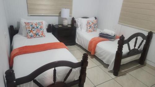 two twin beds in a room with at Casita Playera Aguadeña 