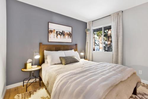 Giường trong phòng chung tại Wildwood Lodge by Big Bear Vacations Hot Tub Ultra Cozy Fox Farm Retreat