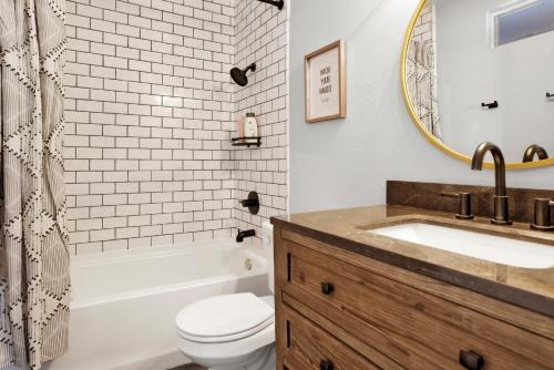 Phòng tắm tại Wildwood Lodge by Big Bear Vacations Hot Tub Ultra Cozy Fox Farm Retreat