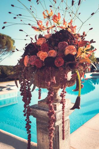 a large bouquet of flowers sitting on top of a table at Château Ecrin de Lumière in Campsegret