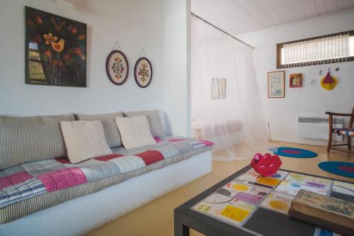 ein Wohnzimmer mit einem Sofa und einem Tisch in der Unterkunft Kea Boho Luxury with Pool & Stunning Views in Melissaki