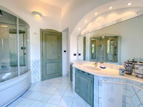 a bathroom with a sink and a mirror at Casa Sterlizia [Olbia] in Olbia