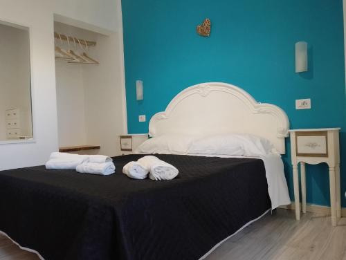 Una cama con dos toallas encima. en CHARMING HIDEAWAY Self check-in - Accesso autonomo, en Alghero
