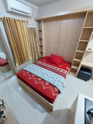 Tempat tidur dalam kamar di Apartemen green pramuka city