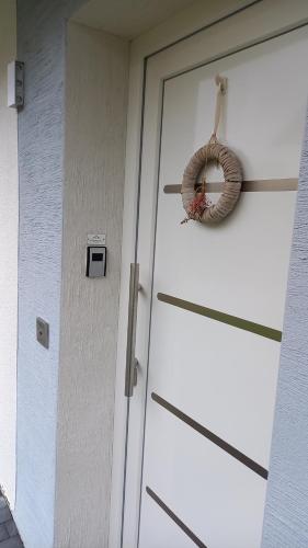 een krans op de deur van een huis bij Appartement Tischi in Ilsenburg