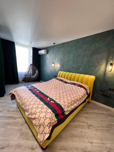 1 dormitorio con 1 cama con marco amarillo en Видовая дизайнерская Студио en Kiev