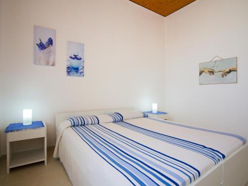 una camera con un letto e due quadri appesi al muro di Marchesana Beach sole mare spiaggia a Terme Vigliatore