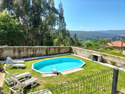 - une piscine dans la cour d'une maison dans l'établissement Casa Davó Cinda, à Paredes de Coura
