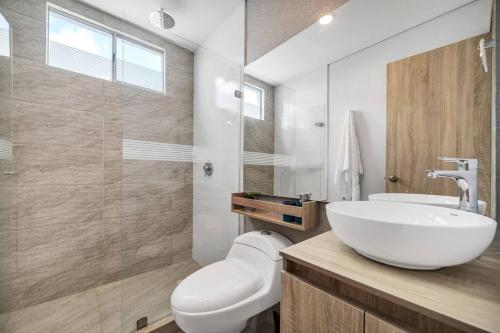 La salle de bains est pourvue d'un lavabo blanc et de toilettes. dans l'établissement Montu 1404A Beautiful 2QueenBeds2bath w AC Near Beach, à Carthagène des Indes