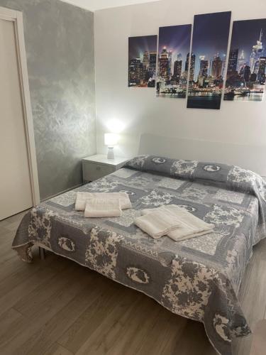 1 dormitorio con 1 cama con 2 toallas en La Stradina, en Barletta
