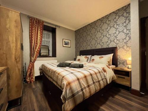 sypialnia z łóżkiem z dwoma pluszakami w obiekcie The Nook Crieff - central 2-bed with garden :) w mieście Crieff