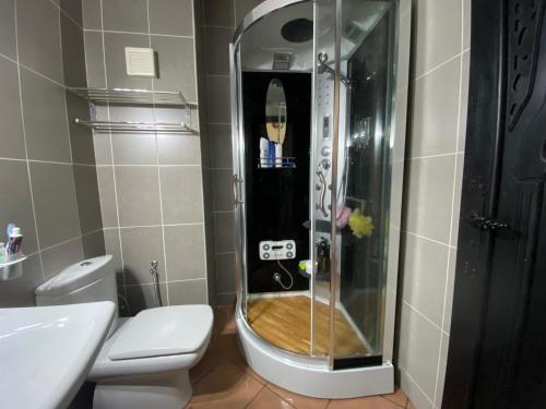 een badkamer met een douche, een toilet en een wastafel bij CABO NEGRO - LILAC'S GARDEN - PISCINE - JARDIN - PARKING in Martil