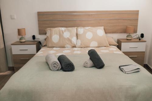 Un dormitorio con una cama con almohadas. en Apartamento "Aires de Jerez" - Centro, en Jerez de la Frontera