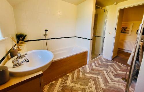 Ένα μπάνιο στο Barn End Cottage