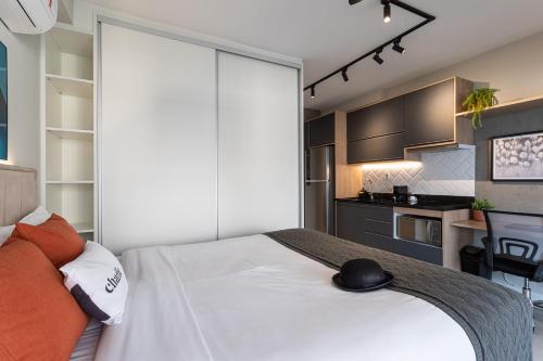 a bedroom with a bed with a hat on it at Charlie Vitrali Moema in Sao Paulo