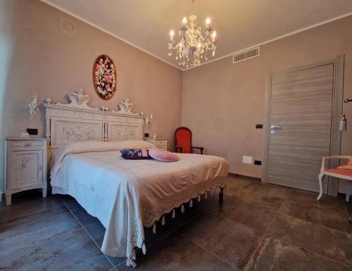 Tempat tidur dalam kamar di Mister Barolo Apartments Langhe