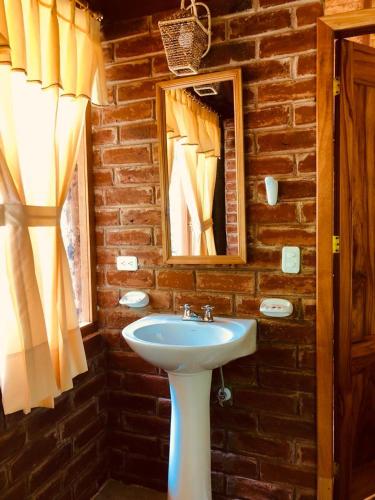 bagno con lavandino e specchio di Munay Wasi a Baños