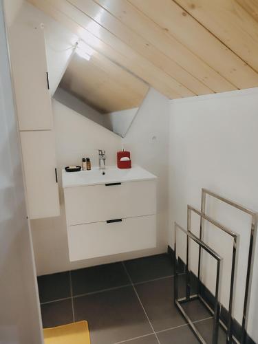 利摩日的住宿－La maison blanche，阁楼上带白色水槽的浴室