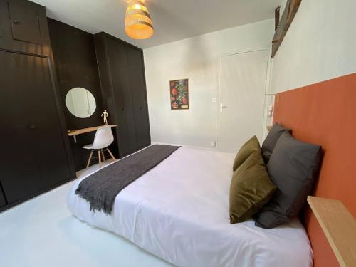 a bedroom with a large bed and a chair at L'euphoria - Cœur historique Saumur - Château in Saumur