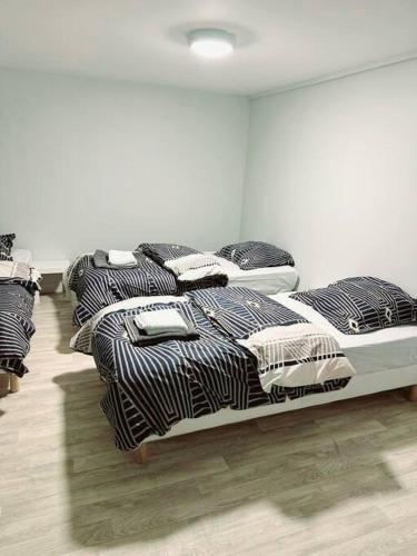 Katil atau katil-katil dalam bilik di Porte la chapelle appartement 4 personnes "Appart'5"