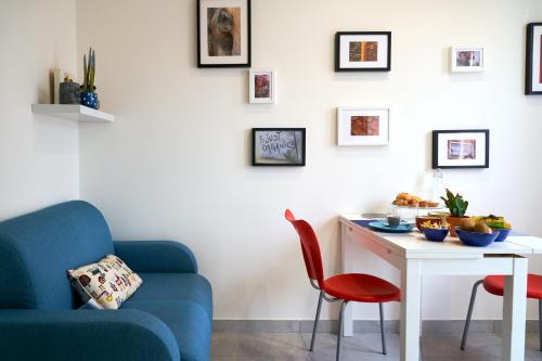 a living room with a blue couch and a table at Freshwater Pirates in Gaeta