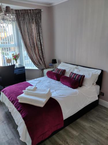 Liverpool Lux stay في ليفربول: غرفة نوم بسرير كبير عليها مناشف